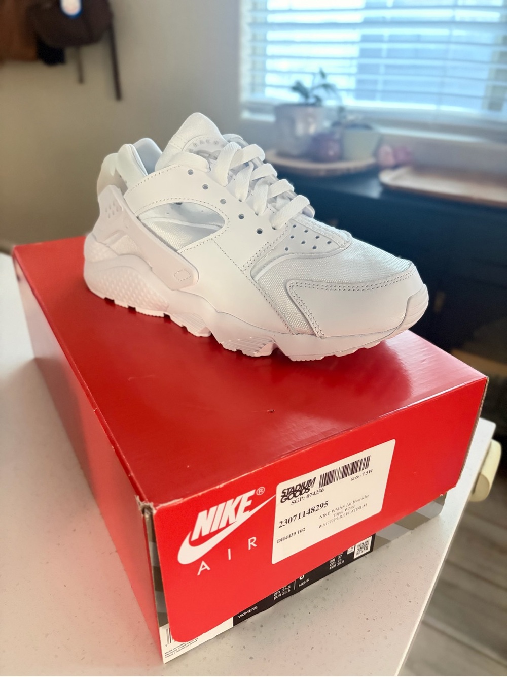 Nike White Nike Air Huarache, 6M/7.5W